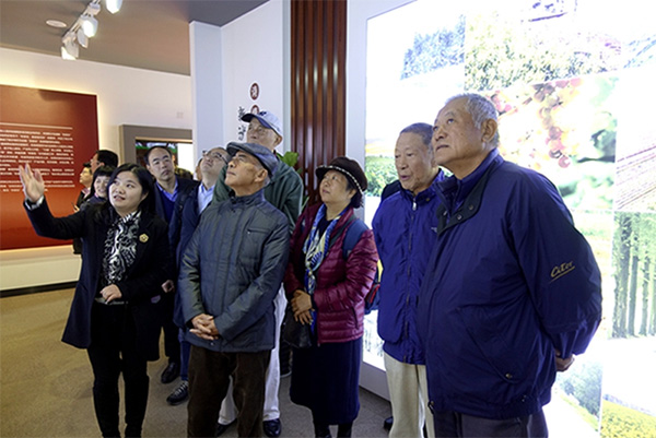 參觀(guān)谷牧在新沙紀念展廳